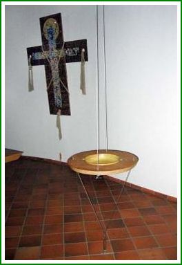 Am Altar: Die schwebende Taufschale 